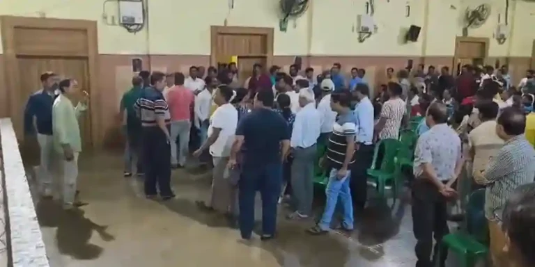 दुर्गापुर में तृणमूल की बैठक बनी अखाड़ा, धक्का-मुक्की और मारपीट से गरमाया माहौल 1 ezgif 16b7b454d8e1ef