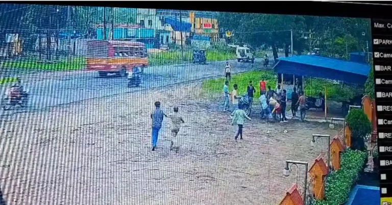 আসানসোলে রণক্ষেত্র ফতেপুর: দুই গোষ্ঠীর লাঠিচার্জ, CCTV ফুটেজ ভাইরাল 1 ezgif 17409da7b033e0