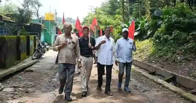 तपसी रेल गेट बंद होने पर आदिवासी अधिकार मंच का हंगामा, स्टेशन मास्टर को सौंपा गया ज्ञापन 1 ezgif 1cce3db7976305