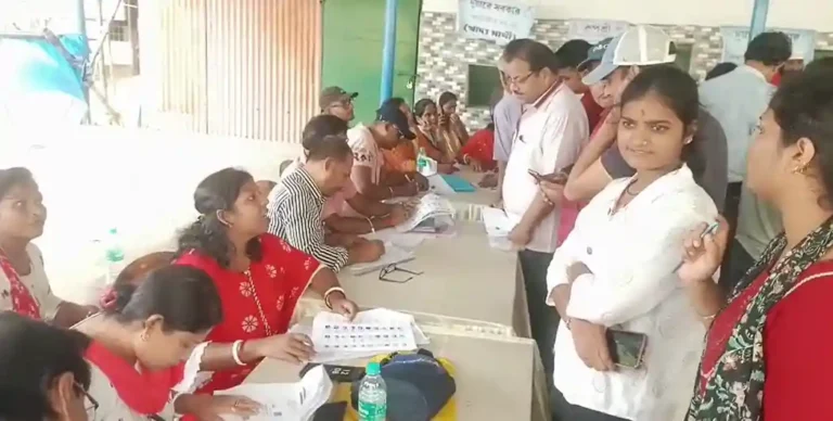 ৭৮ নম্বর ওয়ার্ডে বিশেষ শিবির, ঘরে ঘরে পৌঁছে যাচ্ছে প্রশাসন 1 ezgif 270bee969e4fcf