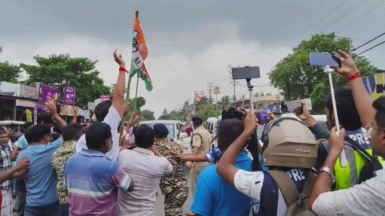 ЁЯЪи рд╢реБрднреЗрдВрджреБ рдХреА рдЧрд╛рдбрд╝реА рдкрд░ рд╣рдорд▓рд╛! рдкреБрд▓рд┐рд╕ рд╡рд╛рд╣рди рднреА рдмрдирд╛ рдирд┐рд╢рд╛рдирд╛ 1 ezgif 2982e2577ba62a