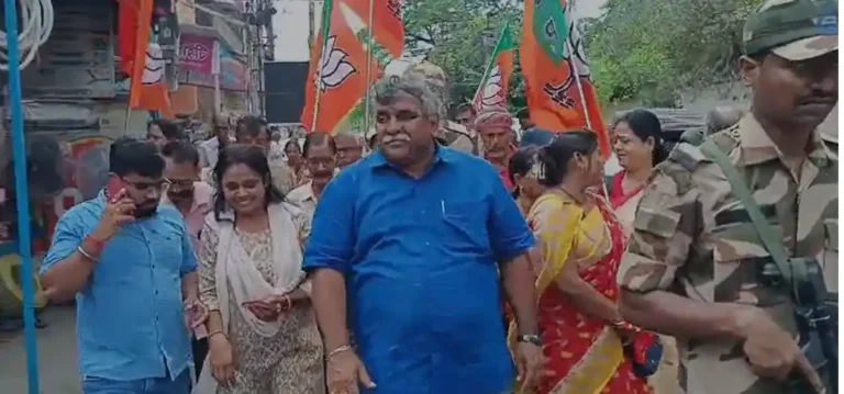 आसनसोल में 300 तुलसी के पौधे और हनुमान चालीसा बाँटे जितेन्द्र तिवारी 1 ezgif 2b70ca9037f27a