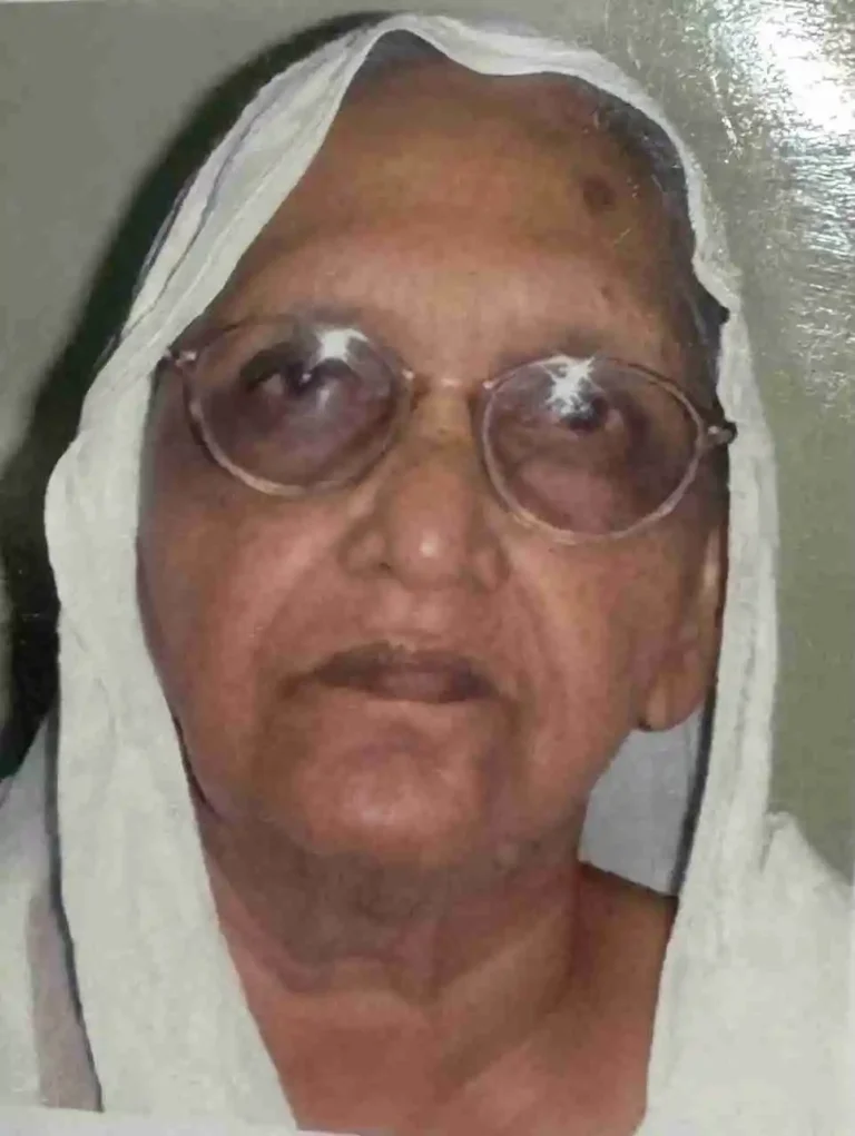 বরাকরের আদি সেবিকার বিদায়: গুরুদ্বারা সভাপতির মা রণজিৎ কৌরের প্রয়াণে শোকের ছায়া 1 ezgif 2c852346e89162