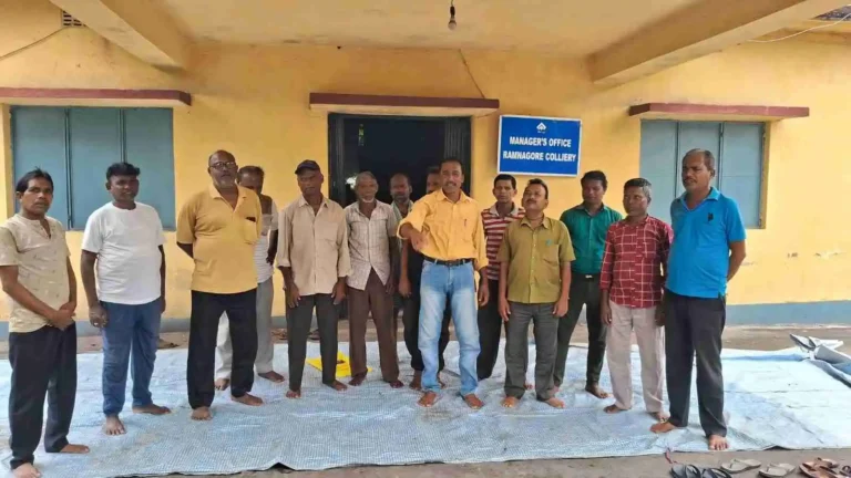 ৪ মাসের বেতন বাকি, মহাজনের ঋণে জর্জরিত শ্রমিকরা, রামনগর কোলিয়ারিতে উত্তাল আন্দোলন! 1 ezgif 390f73e0328228
