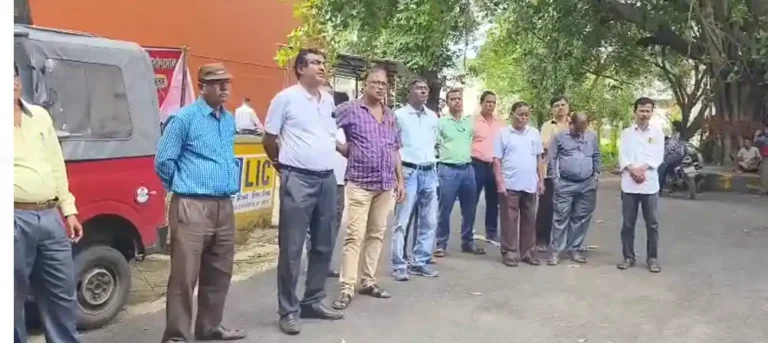 ৭০ বছর পূর্তি উপলক্ষে আসানসোলে ইনস্যুরেন্স এমপ্লয়িজ অ্যাসোসিয়েশনের পথসভা 1 ezgif 3af36d5fcfcb03