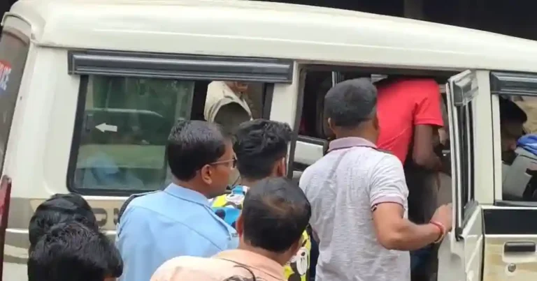 চুরির সন্দেহে দুই যুবক ধরা, বিষ্ণুপুর বাসস্ট্যান্ডে তীব্র উত্তেজনা 1 ezgif 3bdaeb8e20a2a8