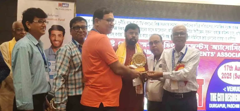 দুর্গাপুরে পশ্চিমবঙ্গ ক্ষুদ্র সঞ্চয় এজেন্ট সম্মেলন, পরিচয়পত্রের দাবি ফের তোলা হল 1 ezgif 3e5cf5e6174bc3