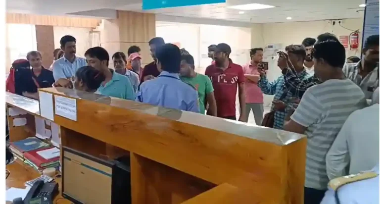 ‘মানবিকতা কোথায়?’—অ্যাম্বুলেন্সে ছটফট করল রোগী, হাসপাতালের বিরুদ্ধে বিস্ফোরক অভিযোগ 1 ezgif 418c590cf67637