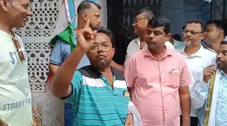 बीजेपी नेता राकेश सिंह पर हमले का आरोप, आसनसोल थाने के बाहर कांग्रेस का हंगामा 1 ezgif 4e8493a16c8676