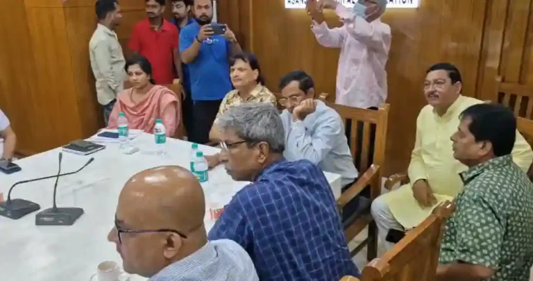 দুর্গাপূজোর আগে আসানসোলে জলের নিশ্চয়তা, মেয়রের কঠোর বার্তা 1 ezgif 4fb78756c30893