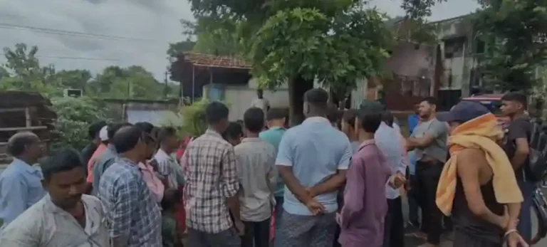 कुल्टी में खौफ़नाक वारदात: गोपाल महतो की पीट-पीटकर हत्या, पत्नी ने लिया नाम 1 ezgif 5276f0aa4df875