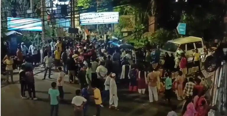 আসানসোলে জমি বিবাদে আদিবাসী সমাজের তান্ডব, থানার সামনে বিক্ষোভ 1 ezgif 59fa9f55ce1273