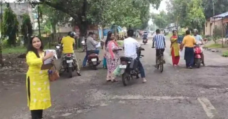 दुर्गापुर इस्पात नगरी की जर्जर सड़कें बनी मौत का जाल, बुजुर्ग और बच्चे परेशान 1 ezgif 5afe1485d501b7