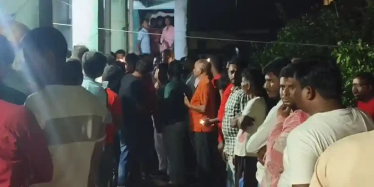 তালাবদ্ধ ঘর থেকে উদ্ধার স্ত্রীর লাশ, এক বছরের শিশুকে নিয়ে উধাও স্বামী 1 ezgif 5d8373f3d146ca