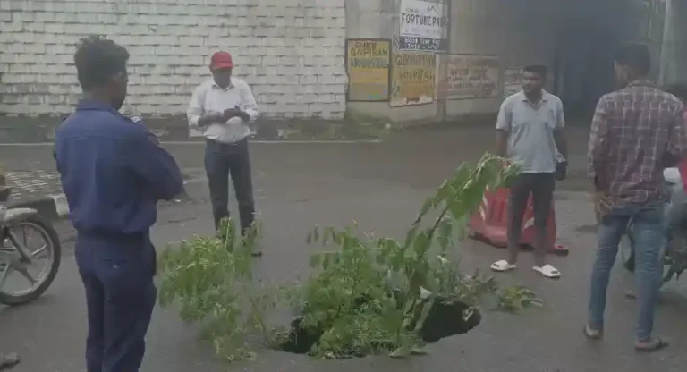 एथोरा ब्रिज के नीचे 19 नंबर हाइवे की सर्विस रोड फिर धंसी, दहशत में राहगीर – तीन बार में नहीं सुधरे हालात! 1 ezgif 5f791f538e44c4