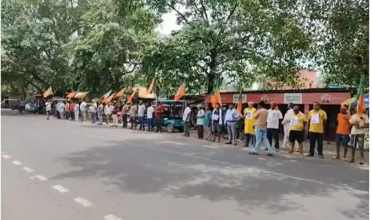 कांकसा में ‘काला दिवस’ पर मौन मार्च, विभाजन की त्रासदी पर बहा आंसू 1 ezgif 6ca6960f89aac4 1