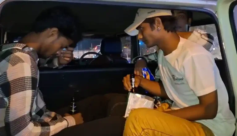 মলের ভিতরেই চলত নেশার আসর, পুলিশের হানা, আতঙ্কে অসামাজিক গোষ্ঠী 1 ezgif 6fccc77df15d6d