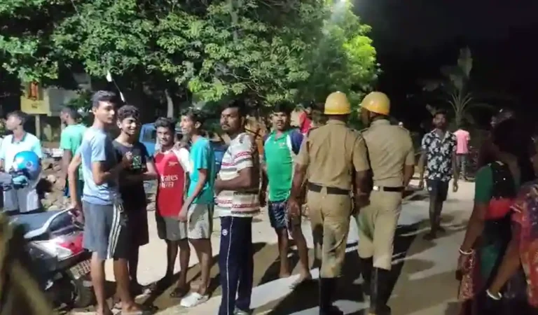 দুর্গাপুর ধনদাবাগে ঘরে আগুন, সাহসিকতায় দুই শিশুর প্রাণরক্ষা 1 ezgif 70f7e97aa4397f