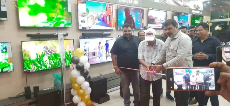 ЁЯТе ржЯрзЗржХржирзЛрж▓ржЬрж┐рж░ ржжрзБржирж┐ржпрж╝рж╛ржпрж╝ ржирждрзБржи ржЕржзрзНржпрж╛ржпрж╝тАФ ржжрзБрж░рзНржЧрж╛ржкрзБрж░рзЗ ржПрж▓ рж╕ржирж┐рж░ рзпрзо ржЗржЮрзНржЪрж┐ ржЯрж┐ржнрж┐ 1 ezgif 71aed13106a9f9