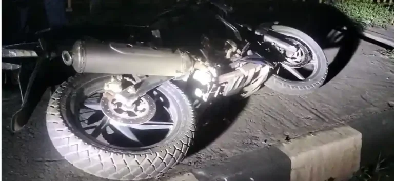 দুর্গাপুরে বাইকের মুখোমুখি সংঘর্ষে একের মৃত্যু, দুই গুরুতর আহত 1 ezgif 7be58c23652cec