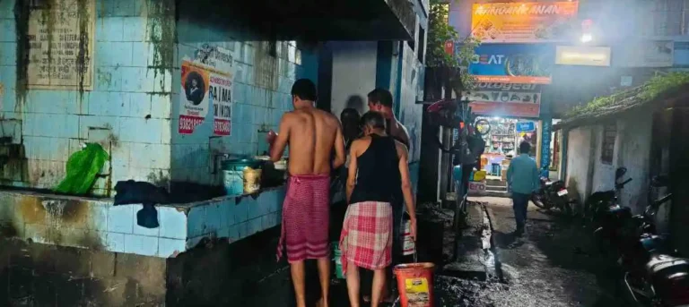 बराकर बसस्टैंड बना बदहाली का प्रतीक, बस ड्राइवरों को नहीं मिल रहा पीने का पानी! 1 ezgif 8bbeaa25876f81