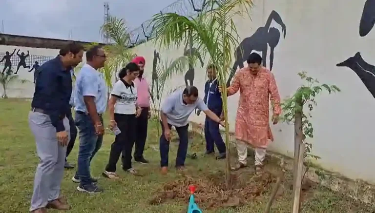 आसनसोल नॉर्थ पॉइंट स्कूल में संस्थापक सचिन राय का जन्मदिन बना समाजसेवा का पर्व 1 ezgif 8c0cef3311de3b