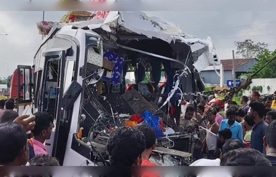 पूर्व बर्धमान : ट्रक से टकराई तीर्थयात्रियों से भरी बस, भीषण हादसे में बिहार के 10 लोगों की मौत, 35 घायल 1 बस
