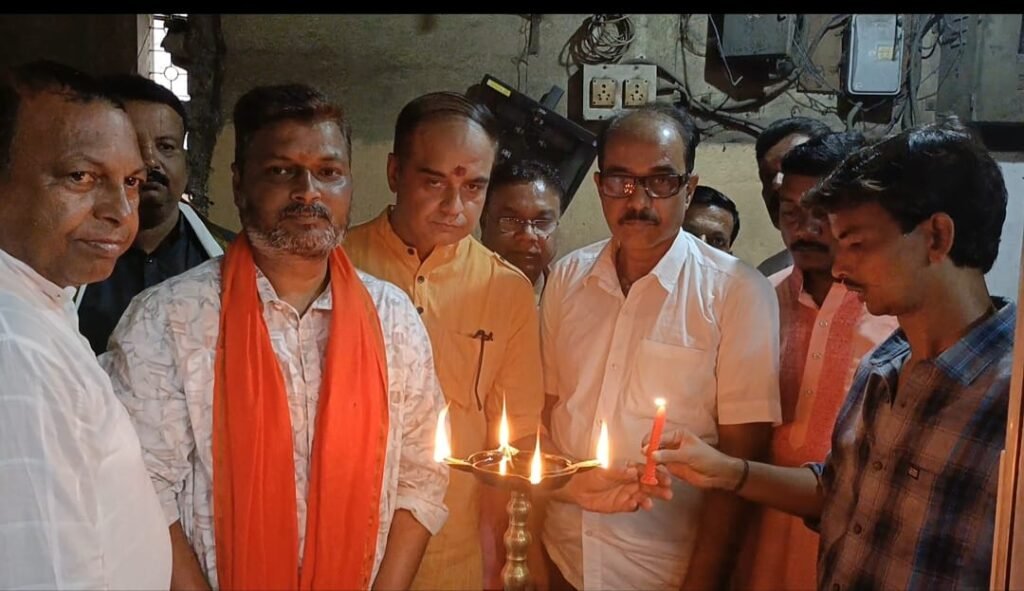 রানিগঞ্জে বিশ্ব হিন্দু পরিষদের নতুন অফিস, উদ্বোধনে ধর্মীয় আবহ 2 0823c578 b751 4df2 9cf3 8bc2bb2be770