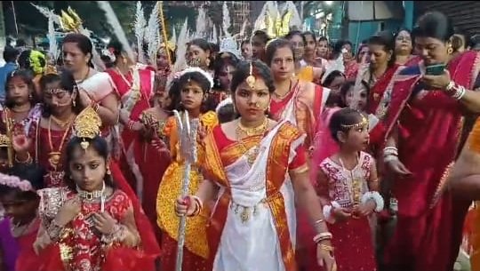आसनसोल में माँ दुर्गा की भव्य आगमनी यात्रा, आदिशक्ति के रूप में बच्चियों ने मन मोहा 1 1 19