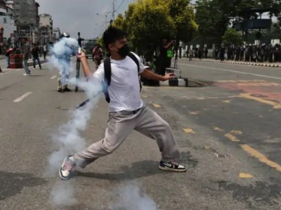 Gen-Z revolution: नेपाल के संसद में घुसे प्रदर्शनकारी, तोड़फोड़-आगजनी, सेना की फायरिंग में 16 की मौत 5 10 3