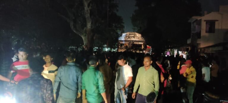 तेज रफ्तार ट्रक का कहर, देंदुआ में हादसे के बाद भड़की भीड़ 1 2