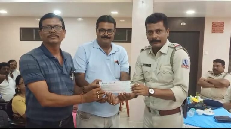 রানীগঞ্জে দুর্গাপূজা কমিটিগুলিকে ১.১০ লাখ টাকার চেক দিল রাজ্য সরকার 1 2d3d2c31 cea0 4638 9f6b 330037aba0c3