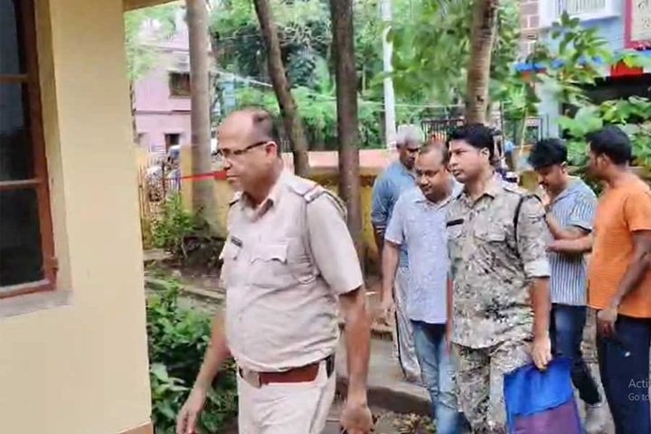 आसनसोल निवासी एसआई ने झाड़ग्राम में अपने माता-पिता की हत्या कर की खुद जान देने की कोशिश 1 3 3
