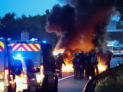 फ्रांस में सरकार के खिलाफ प्रदर्शन: बजट कटौती के विरोध में 1 लाख लोग सड़क पर; 80 हजार पुलिसकर्मी तैनात, 300 उपद्रवी गिरफ्तार 1 4 9