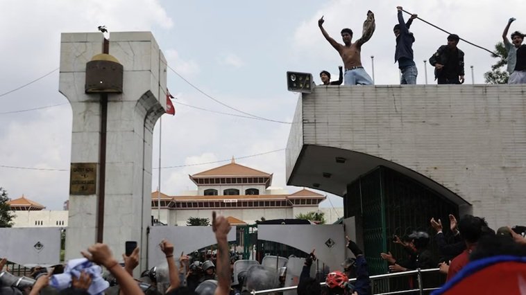 Gen-Z revolution: नेपाल के संसद में घुसे प्रदर्शनकारी, तोड़फोड़-आगजनी, सेना की फायरिंग में 16 की मौत 2 6 5