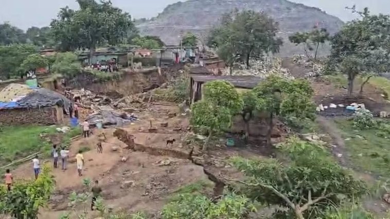 धनबाद. कोयला खदान में हादसा, सर्विस वैन 400 फीट गहरी खाई में गिरी, 6 मजदूरों की मौत 1 7 3