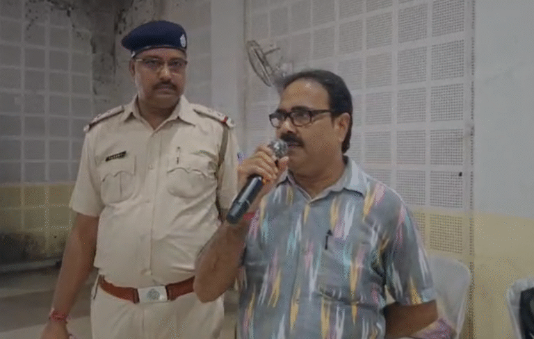 🚨 আসানসোল পুরানো স্টেশনে রেলওয়ের দাপট, গুঁড়িয়ে দেওয়া হলো অবৈধ দোকান 1 Screenshot 2025 09 06 164448