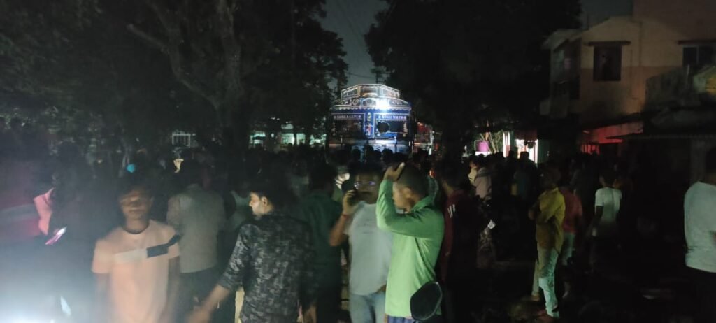 तेज रफ्तार ट्रक का कहर, देंदुआ में दुर्घटना के बाद भड़की भीड़ 2 WhatsApp Image 2025 09 02 at 9.03.16 PM