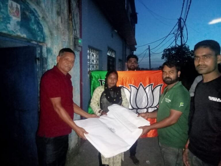 बराकर में भाजपा का सेवा अभियान, जरूरतमंदों को मिला तिरपाल का सहारा 1 ce675952 456b 49a0 b4a1 720e78bc257b