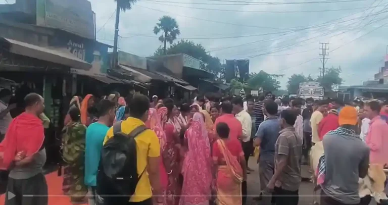 অশোক মাহাতোর মর্মান্তিক মৃত্যু, পরিবারকে ক্ষতিপূরণের দাবিতে উত্তাল জনতা 1 ezgif 18784c2d59e698