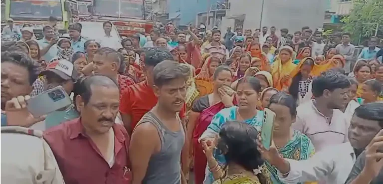 "জল চাই, জল চাই"— স্লোগানে মুখর খাসকেন্দা, জাতীয় সড়ক অবরোধ 1 ezgif 1971818a69abef