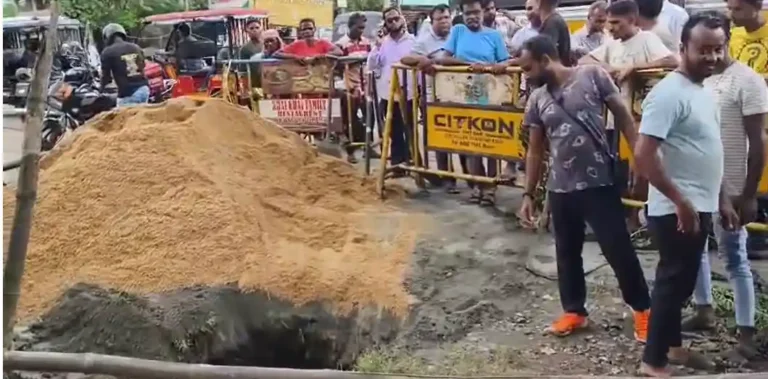 कुल्टी में जीटी रोड धंसा: दहशत में लोग, प्रशासन ने की बैरिकेडिंग 1 ezgif 19e0599f94ec67