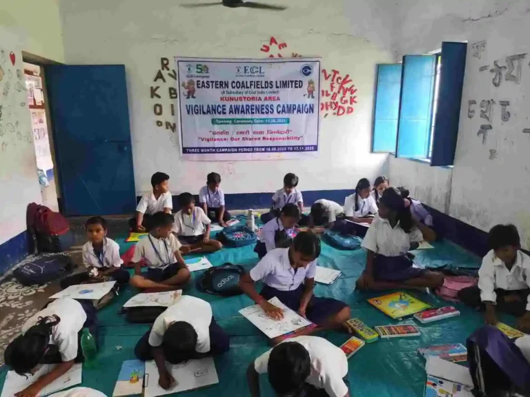 ইসিএল কুনুস্তোড়িয়ায় শিশুদের তুলিতে ফুটল সতর্কতার বার্তা 1 ezgif 1af5ff5229db75