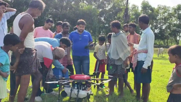 ড্রোনে ওষুধ ছিটানোয় চাষির খরচ কমবে, ফলন বাড়বে – দেখলো কাঁকসা 1 ezgif 1b315636a6df92