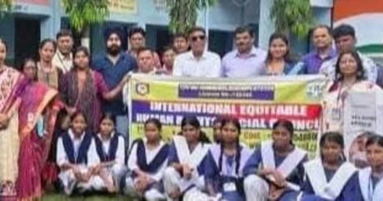 आसनसोल में मानवाधिकार संगठन की अनोखी पहल, बच्चों के लिए मुफ्त स्वास्थ्य जांच 1 ezgif 1c489fccf0d5c6