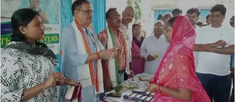 आसनसोल में मुफ्त चश्मा वितरण शिविर, मंत्री मलय घटक ने बांटे चश्मे 1 ezgif 1d83d8f8797e1b