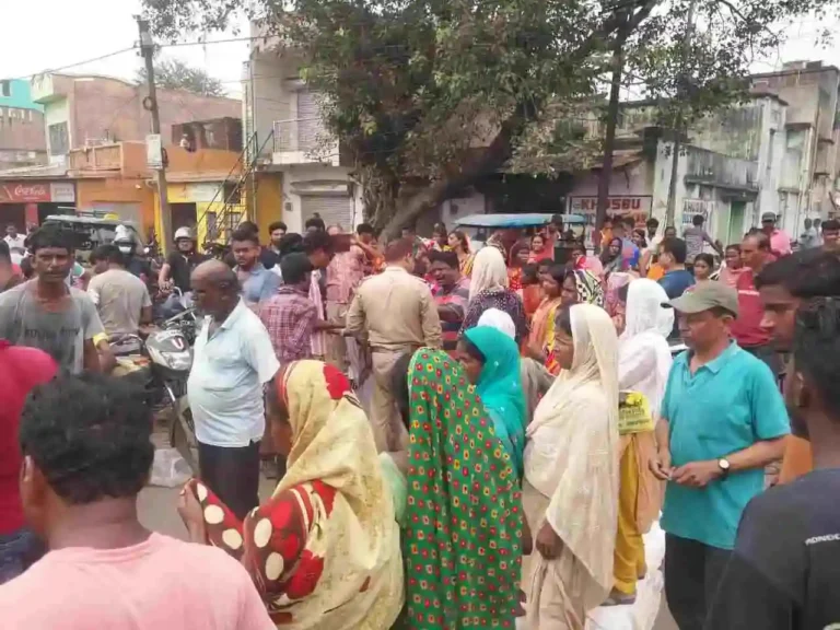 জামুড়িয়ায় জল সংকটে উত্তাল জনতা, ন্যাশনাল হাইওয়ে-৬০ অবরোধ 1 ezgif 2c0700f95debdf