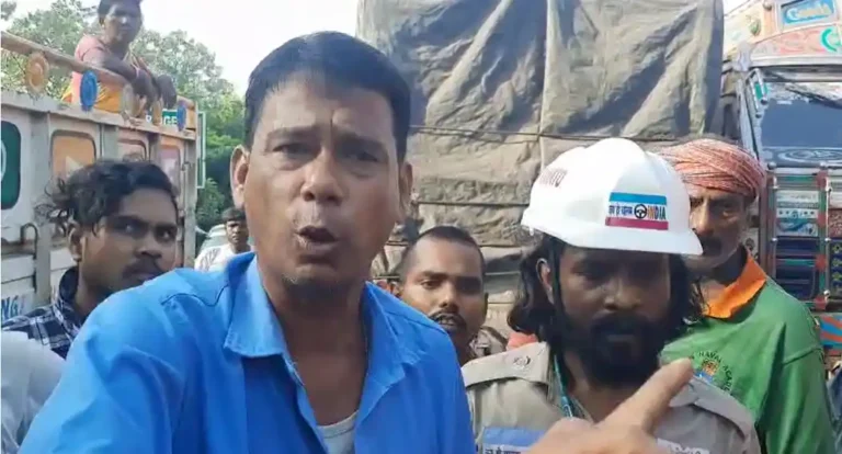 ЁЯЫС рдкреБрд▓рд┐рд╕ рдХреЗ рдирд╛рдо рдкрд░ рд╡рд╕реВрд▓реА, рдЯреНрд░рдХ рдбреНрд░рд╛рдЗрд╡рд░ рдХреА рдкрд┐рдЯрд╛рдИ рд╕реЗ рднрдбрд╝рдХреЗ рдЪрд╛рд▓рдХ, рд╕рдбрд╝рдХ рдЬрд╛рдо 1 ezgif 2c73d57194e540