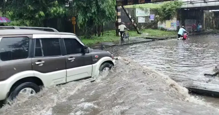 আসানসোলে মুষলধারে বৃষ্টি, শহর জলের তলায় – সড়কে বইছে ‘নদী’ 1 ezgif 2f145683bcf0c1