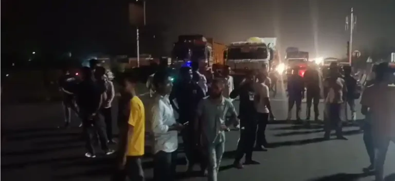 सड़क हादसे में टोटो चालक की मौत, मुआवजे के लिए कल्ला मोड़ पर हाईवे जाम 1 ezgif 38e3912ec2148e